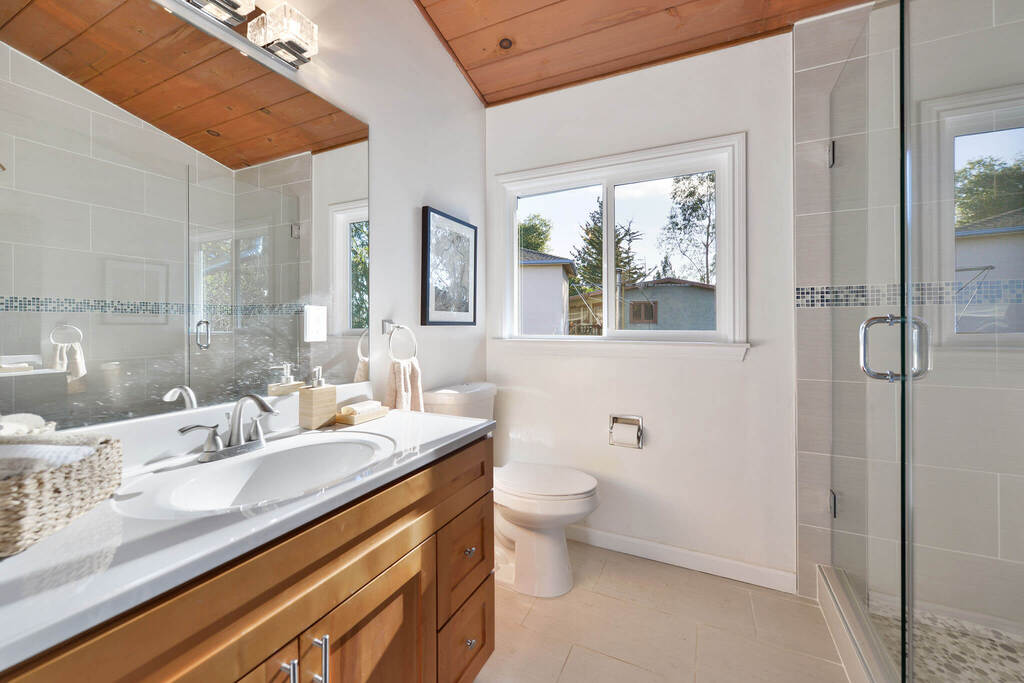 18611863 Magellan Drive Updated MidCentury Duplex In Montclair