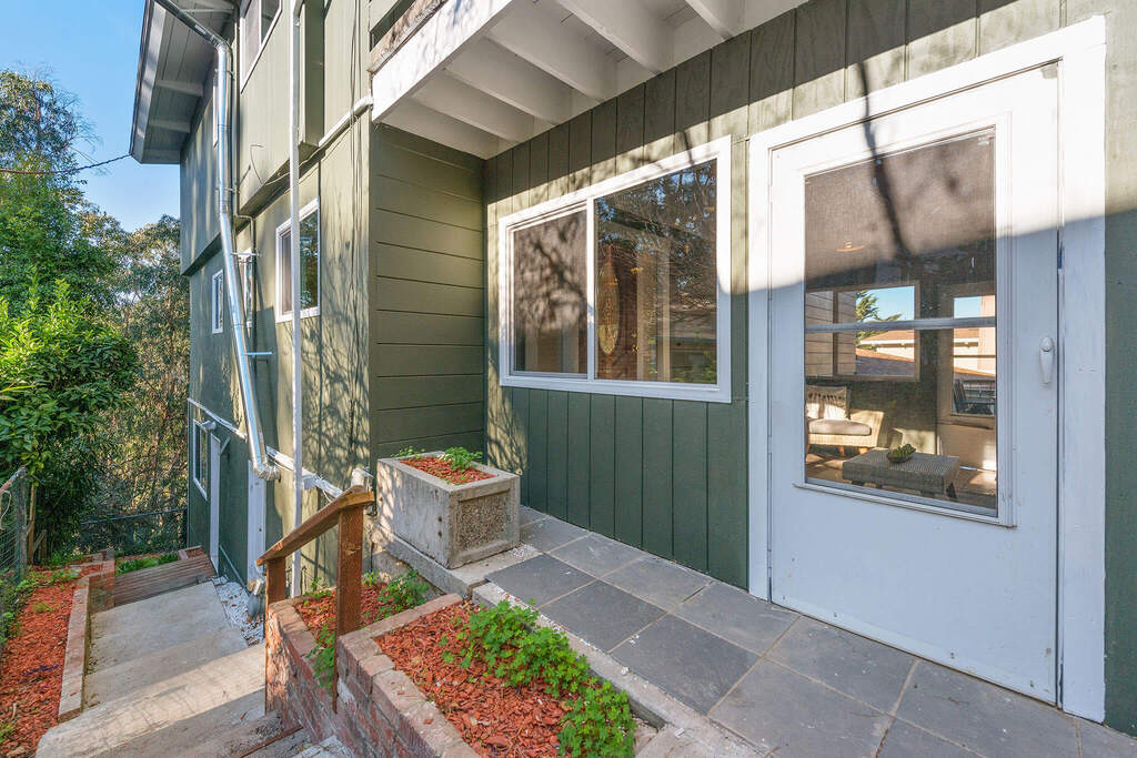 18611863 Magellan Drive Updated MidCentury Duplex In Montclair