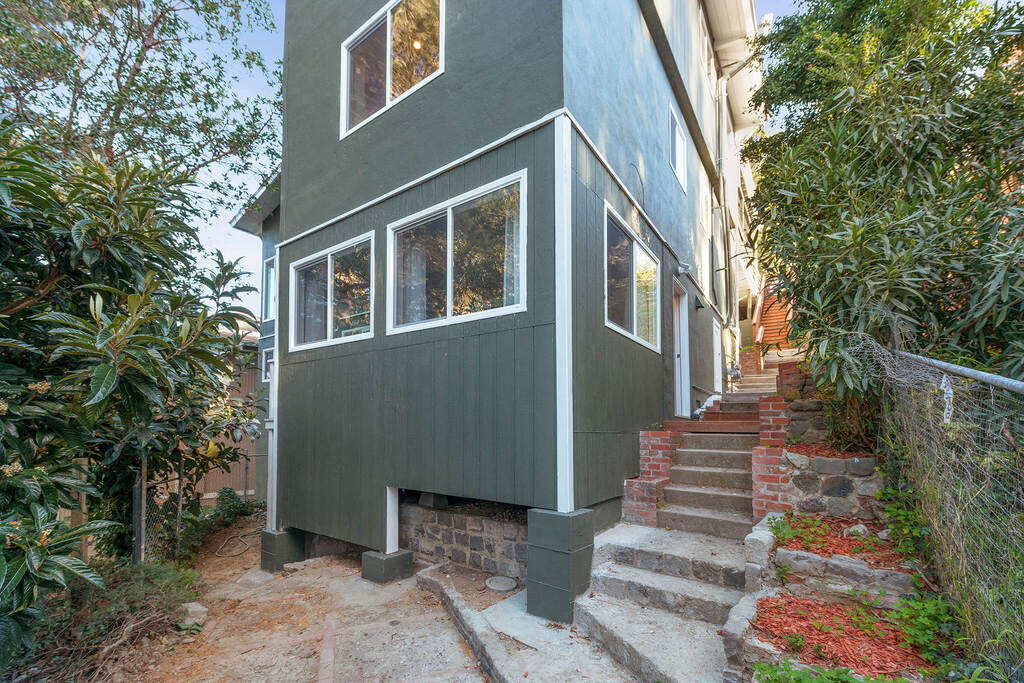 1861-1863 Magellan Dr, Oakland CA